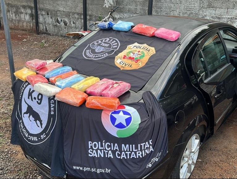 viatura com drogas apreendidas