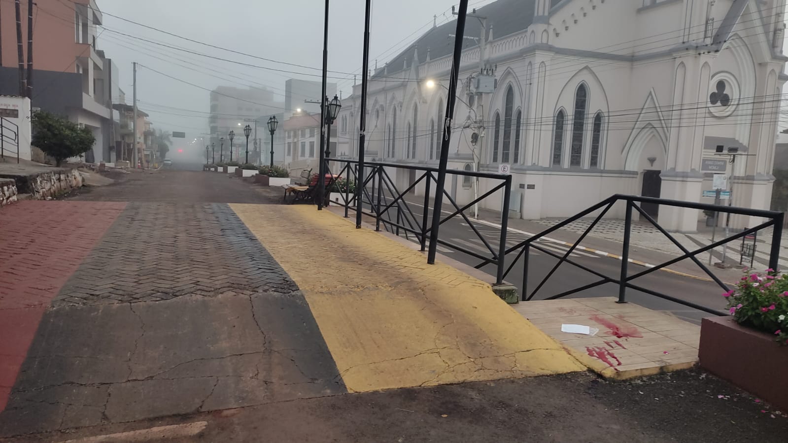 rua com nevoa e sangue no chão