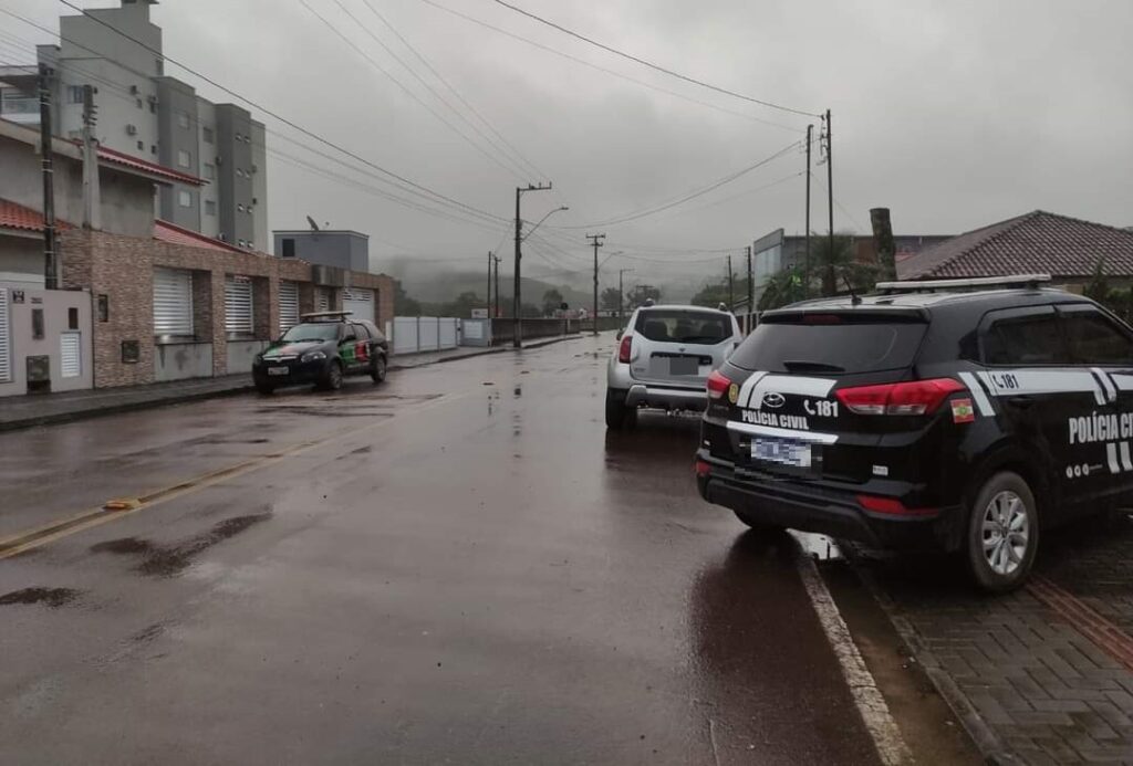 rua com viatura da policia no lado direito