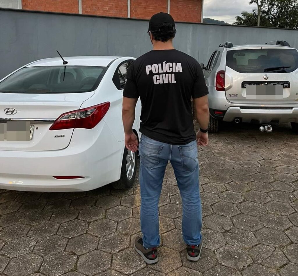 policial no meio em volta dele dois carros