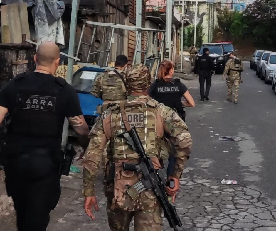 policiais subindo rua