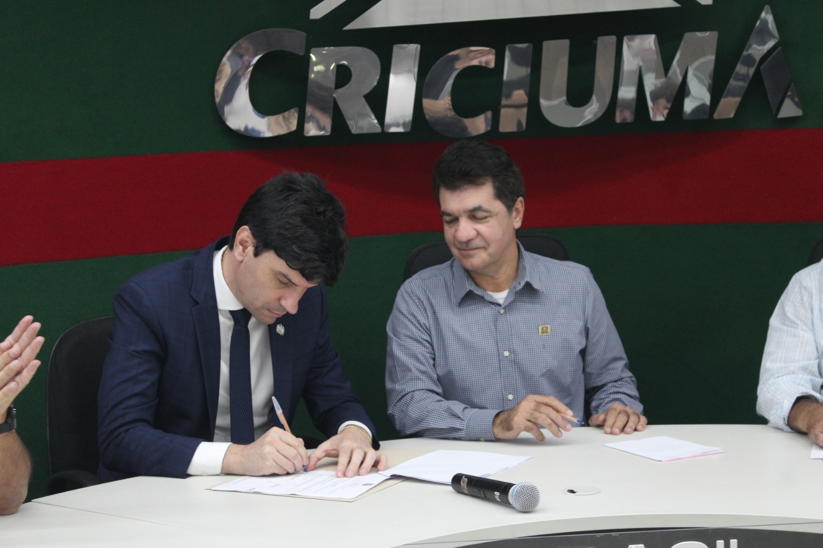Delegado Geral Ulisses Gabriel assinando