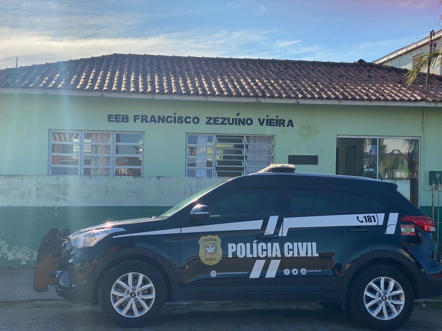 viatura da policia em frente a escola