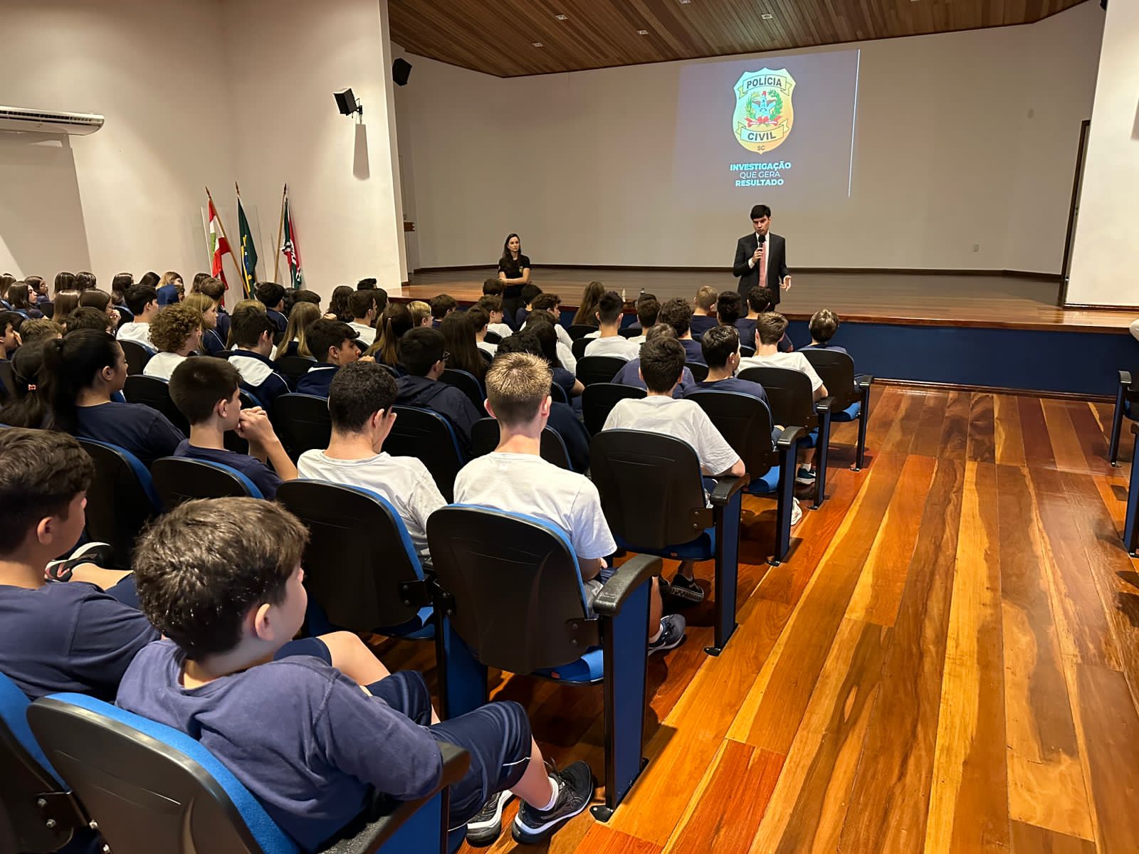 delegado geral Ulisses Gabriel com microfone em frente a uma plateia de estudantes