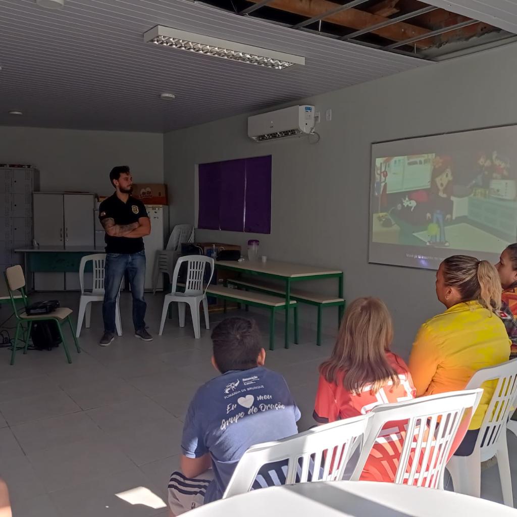policial apresentando slide
